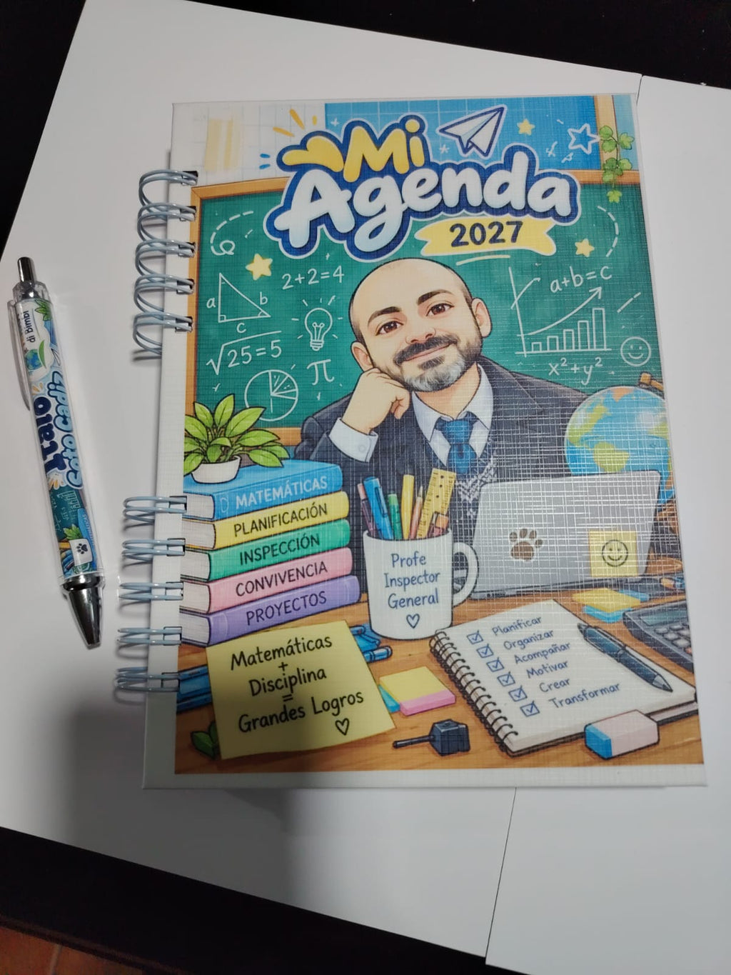 Ejemplo de agenda A5 personalizada para profesor e inspector general. La lapicera de la foto no se incluye en esta ficha.