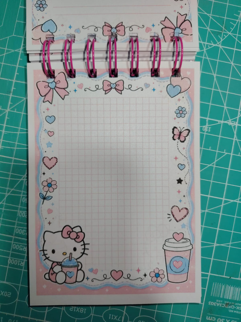 Ejemplo de interior cuadriculado con diseño Hello Kitty