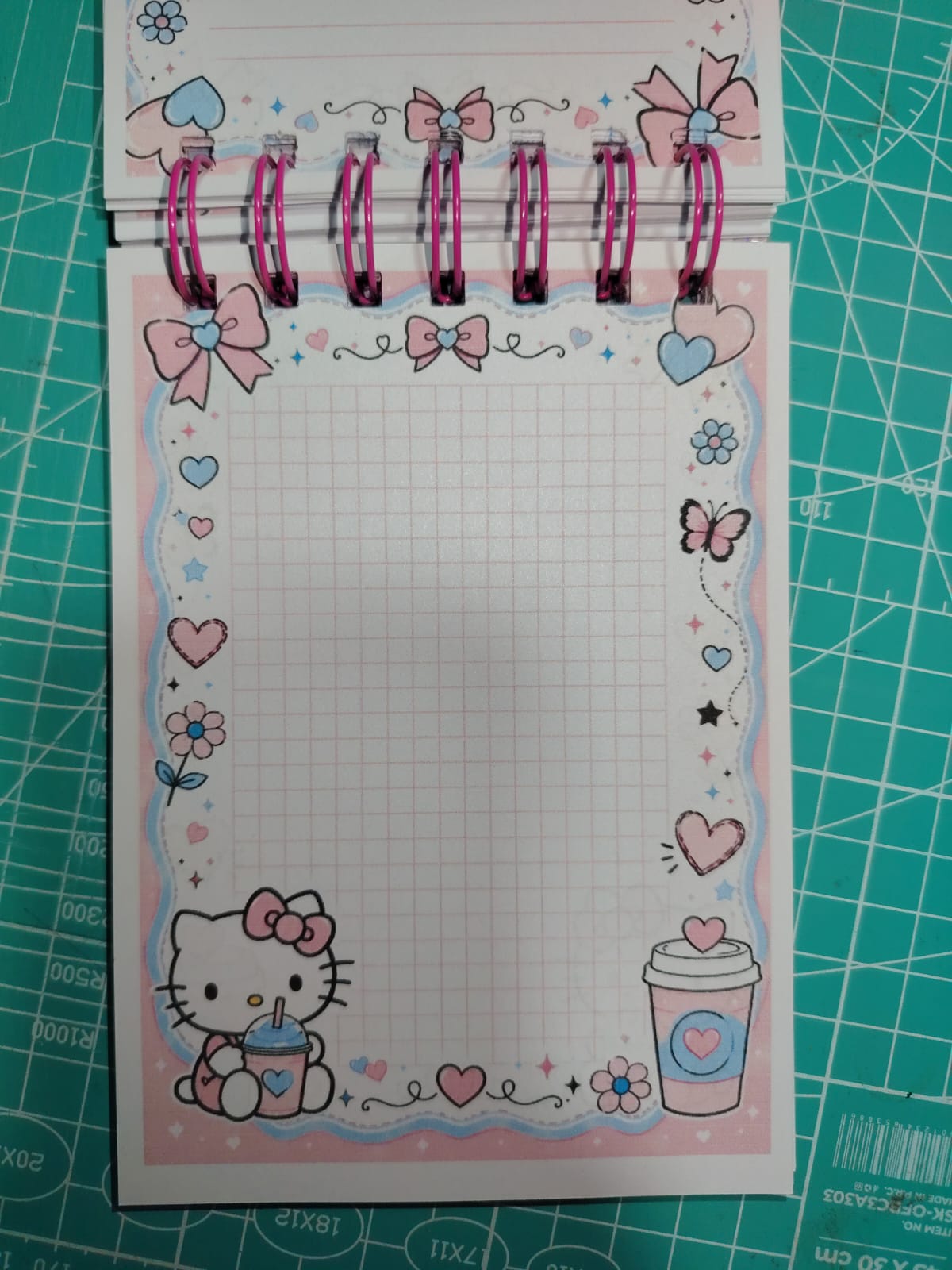 Ejemplo de interior cuadriculado con diseño Hello Kitty