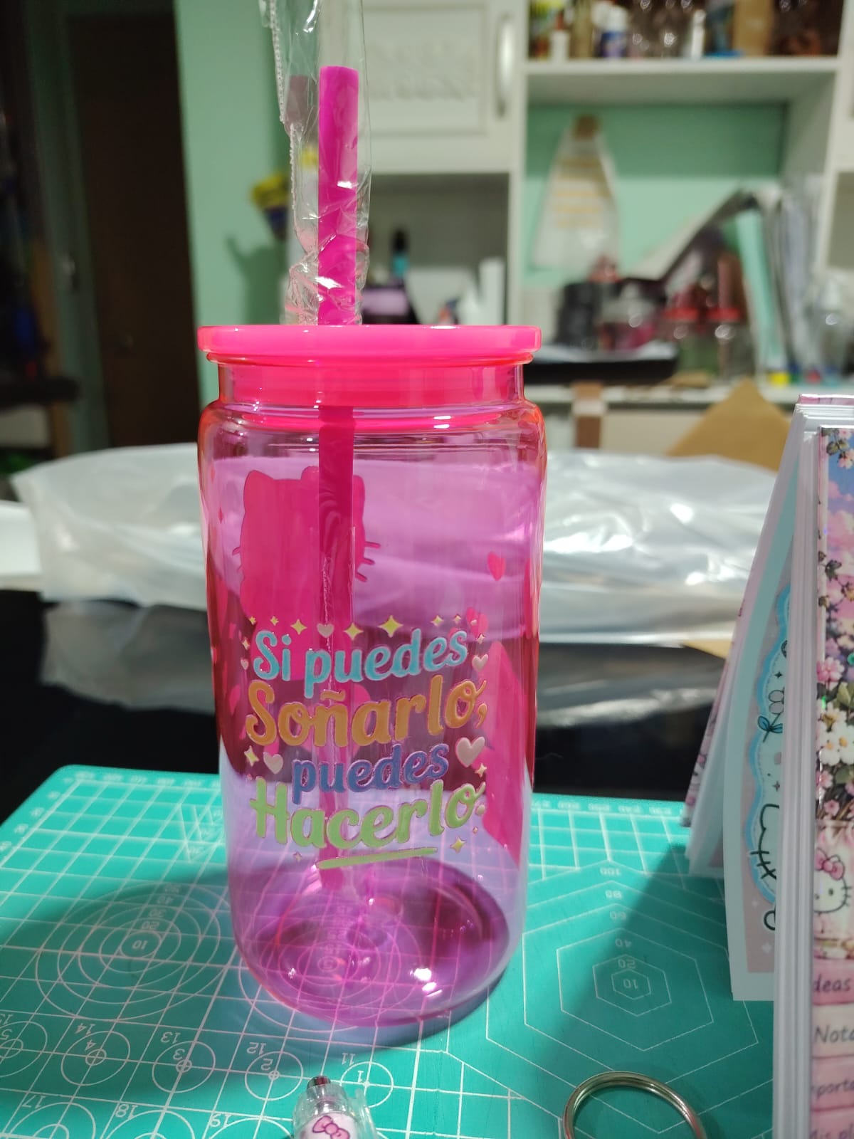 Vista de vaso acrílico personalizado con frase