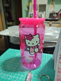 Ejemplo de vaso acrílico personalizado rosa con tapa y bombilla, diseño Hello Kitty