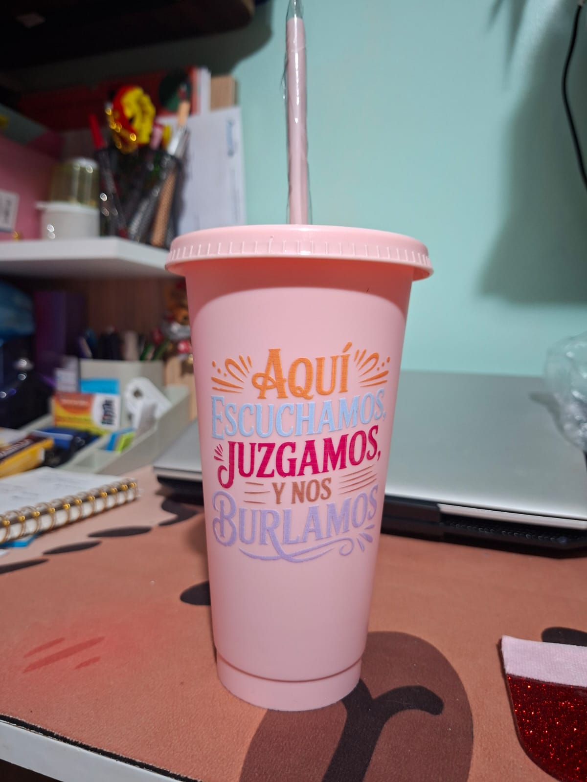 Vaso personalizado rosa con tapa, bombilla y frase en DTF UV
