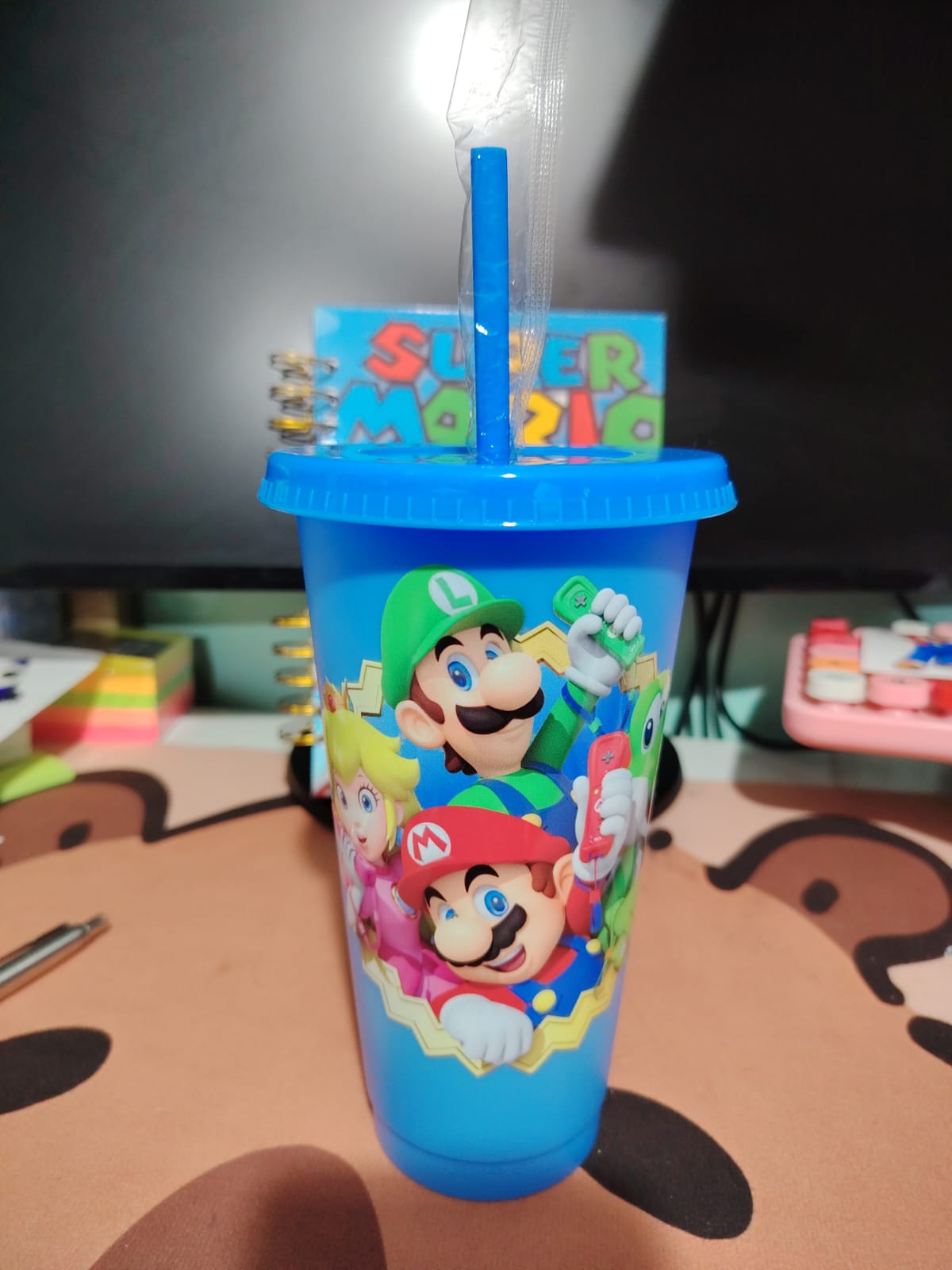 Vaso personalizado azul con tapa, bombilla y personajes en DTF UV